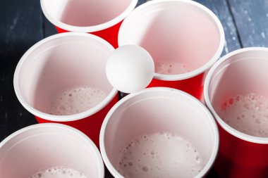 Oyun kupaları masada bira pong