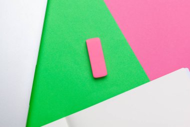 Yaratıcı asgari ofis masası. Model