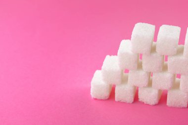 Parlak pembe arkaplanda küp şeker