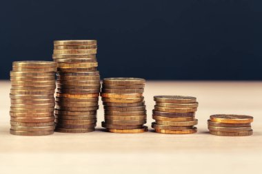 Çalışma masasında para yığınları
