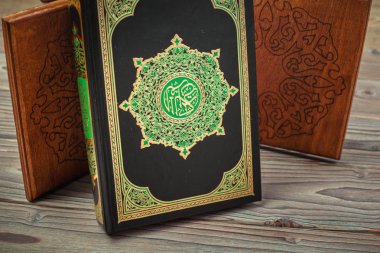 Müslümanların Kur'an-ı Kerim kutsal kitabı, masadaki tüm Müslümanların kamusal öğesi , natürmort