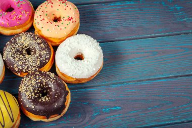 Ahşap arka planda jöleli çörekler