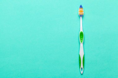 Mavi arkaplanda diş fırçaları
