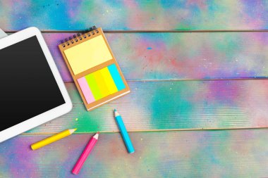 Ahşap bir masa üzerinde kağıt ve kalemle modern boş dijital tablet. Üst Manzara. Yüksek kalite 