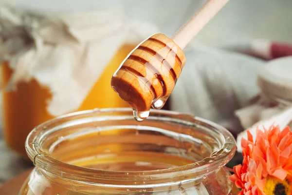 Γλυκό Φόντο Γλυκό Μέλι Γυάλινο Βάζο Ξύλινο Φόντο — Φωτογραφία Αρχείου