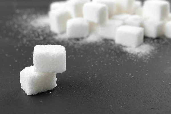Weiße Zuckerwürfel Auf Schwarzem Hintergrund Nahaufnahme — Stockfoto