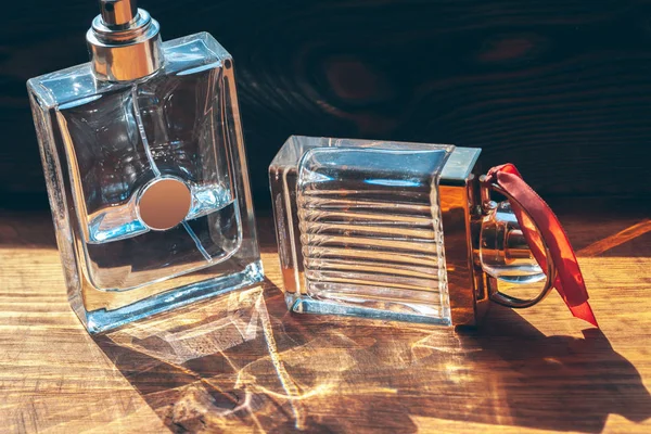Rozpylacz Butelek Perfum Drewnianym Tle — Zdjęcie stockowe