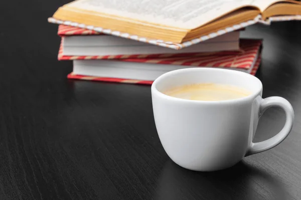 Boeken Houten Dek Tafelblad Met Kopje Koffie — Stockfoto