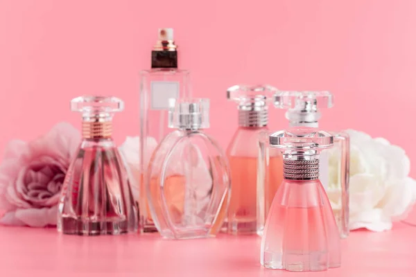 Bottiglia Profumo Con Rose Sfondo Tessuto Rosa — Foto Stock