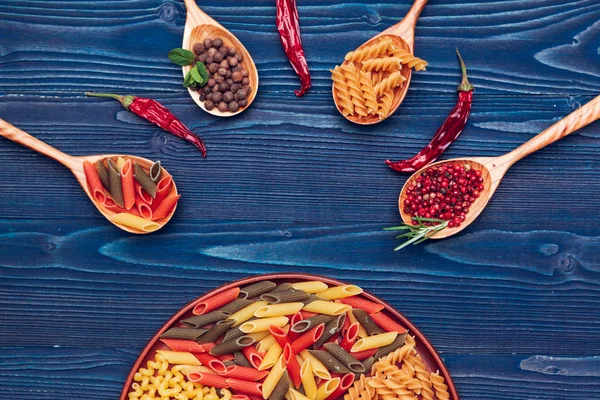 Makaron Spaghetti Warzywa Przyprawy Drewnianym Stole — Zdjęcie stockowe