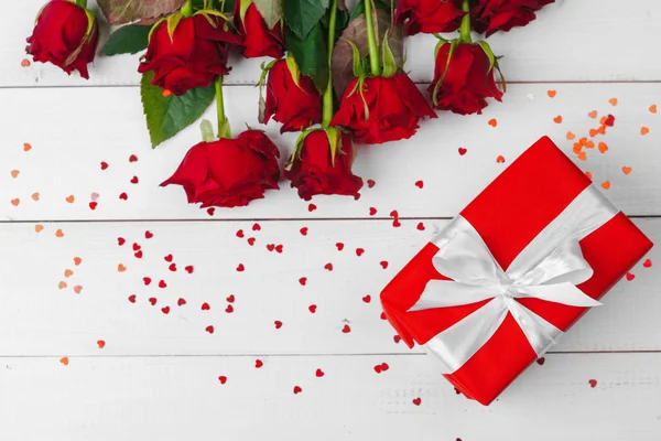 Día San Valentín Rosas Rojas Caja Regalo Mesa Madera — Foto de Stock