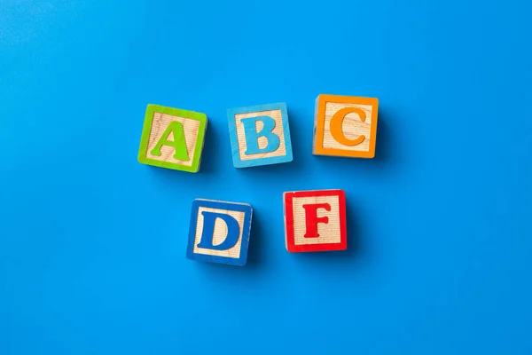 Abcdf Blocos Madeira Colorido Alfabeto Fundo Azul Flat Lay Vista — Fotografia de Stock