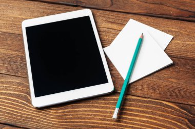 Ofis masasında dijital tablet