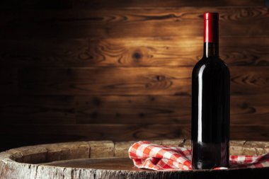 Ahşap arka planda bir şişe şarap.