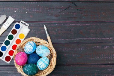 Paskalya yumurtası boyama işlemi. Paskalya için hazırlanılıyor.