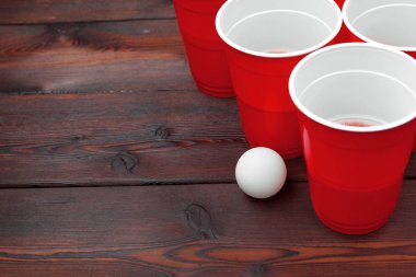 Oyun kupaları masada bira pong