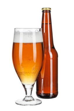 Beyaz arka planda bira şişesi ve bira bardağı