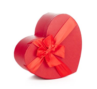 Beyaz arkaplanda izole edilmiş kurdele yaylı hediye kutusu