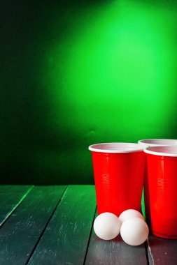 Oyun kupaları masada bira pong