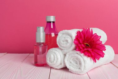 Ahşap masada güzel bir spa kompozisyonu