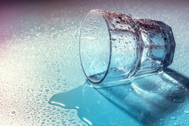 Bir bardak su. Yaklaş.