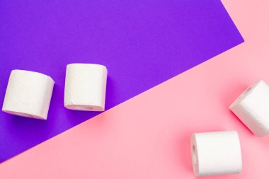 Beyaz tuvalet kağıdı parlak renk bloğu arka planında yuvarlanır