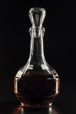 Bir şişe viski, rom ya da içki standı.