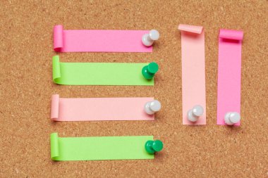 Mantar arkaplanındaki boş alan ve raptiyeli renkli yapışkan notlar