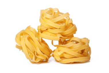 beyaz arkaplanda makarna