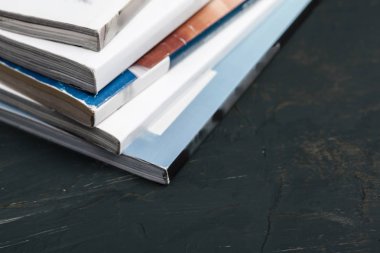 Masa arkasındaki istifleme dergisi yerini kapat