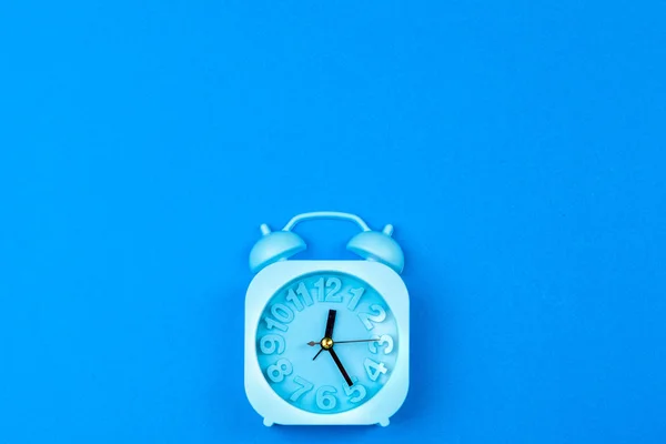 Relógio Alarme Fundo Cor Minimalismo Pastel Espaço Cópia — Fotografia de Stock