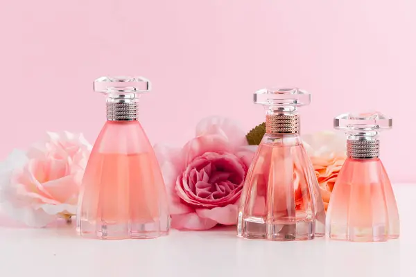 Flasche Parfüm Mit Blumen Auf Farbigem Hintergrund — Stockfoto