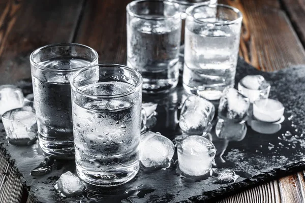 Vodka Felespoharakban Rusztikus Háttér — Stock Fotó