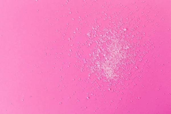 ピンクの背景に白砂糖 Top View — ストック写真