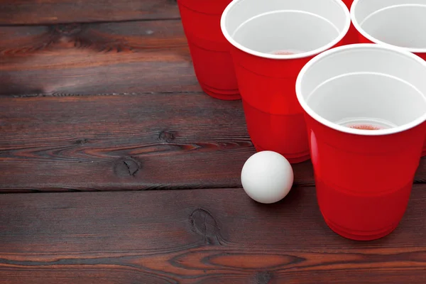 Oyun kupaları masada bira pong