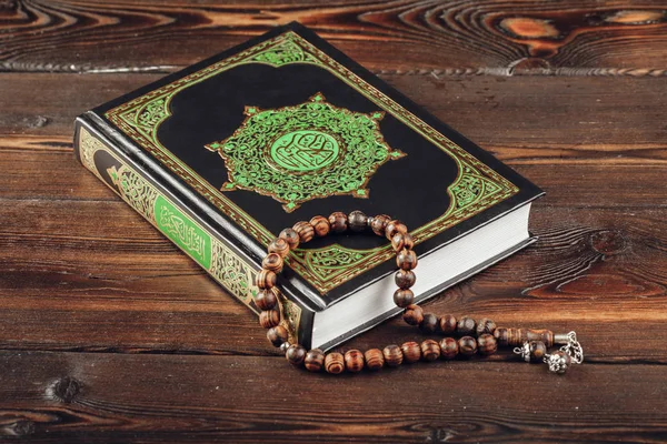 Libro Sagrado Islámico Sobre Mesa Madera — Foto de Stock