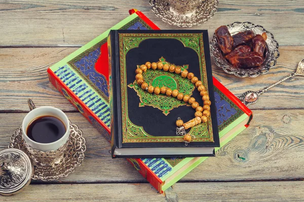 Corán Colorido Con Rosario Fondo Madera Libro Sagrado Para Musulmanes — Foto de Stock