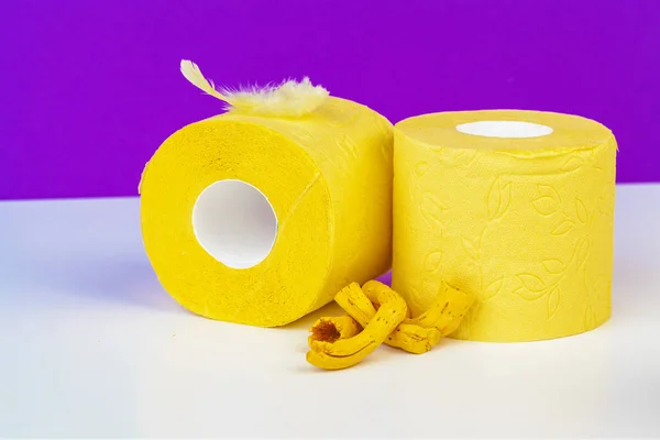 Composición Minimalista Rollos Papel Higiénico Amarillo Brillante Sobre Fondo Púrpura — Foto de Stock