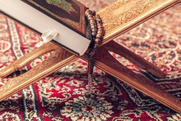 Ισλαμικό Ιερό Βιβλίο Ξύλινο Τραπέζι — Φωτογραφία Αρχείου