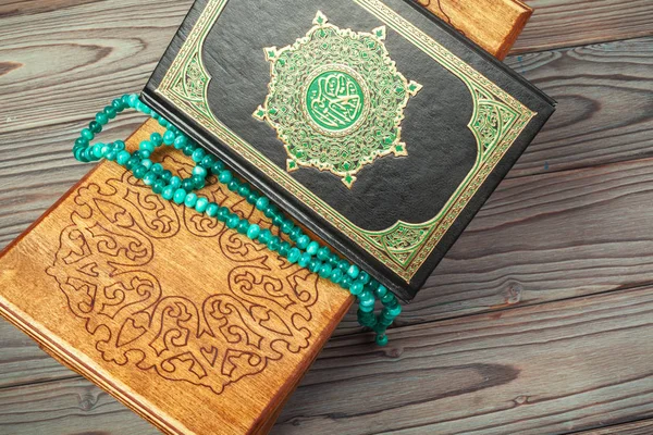 Święta Księga Koranu Sądzie — Zdjęcie stockowe