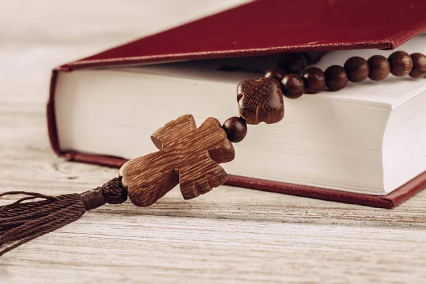 Bibel Und Kruzifix Auf Einem Alten Holztisch Religionskonzept — Stockfoto