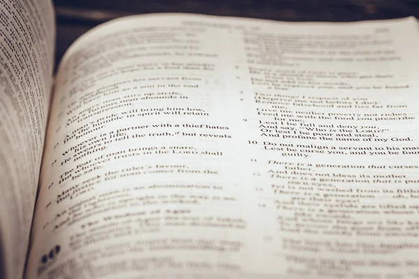 木桌上的圣经 — 图库照片