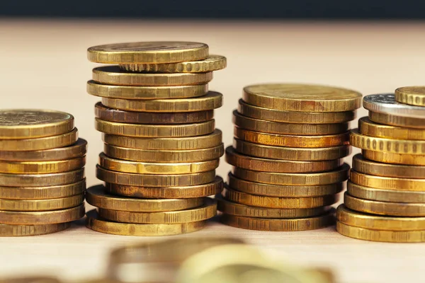 Çalışma masasında para yığınları