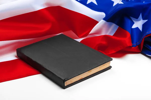 Livro Sobre Bandeira Americana — Fotografia de Stock