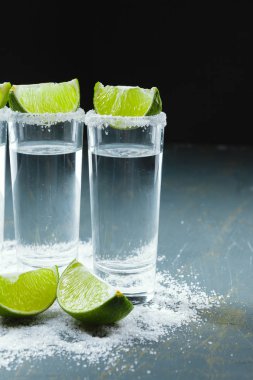 Kireç ve tuzlu kısa bardakta Meksika tekilası
