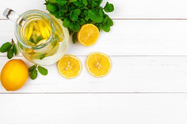 Yaz içeceği. Limon naneli geleneksel limonata.