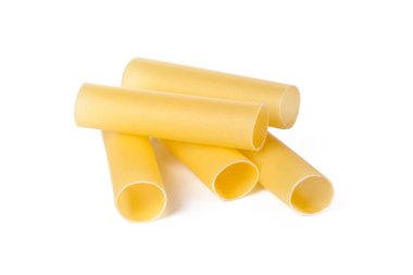 beyaz arkaplanda makarna