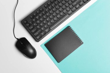 Renk engelleme arkaplanı, ofis içi üzerinde bilgisayar klavyesi ve fare