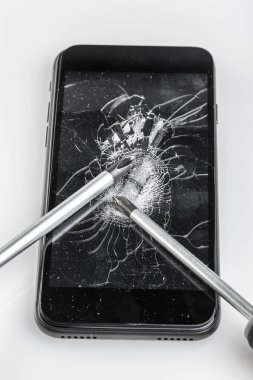 Bozuk ekranlı cep telefonu