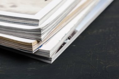 Masa arkasındaki istifleme dergisi yerini kapat